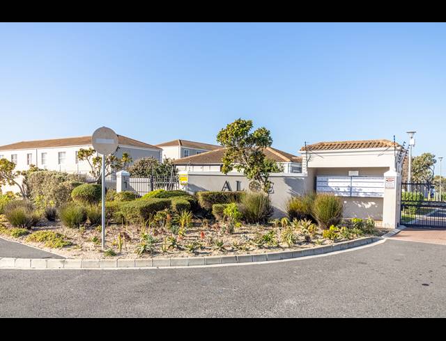 3 BEDROOM FREEHOLD FOR SALE IN MELKBOSSTRAND CENTRAL